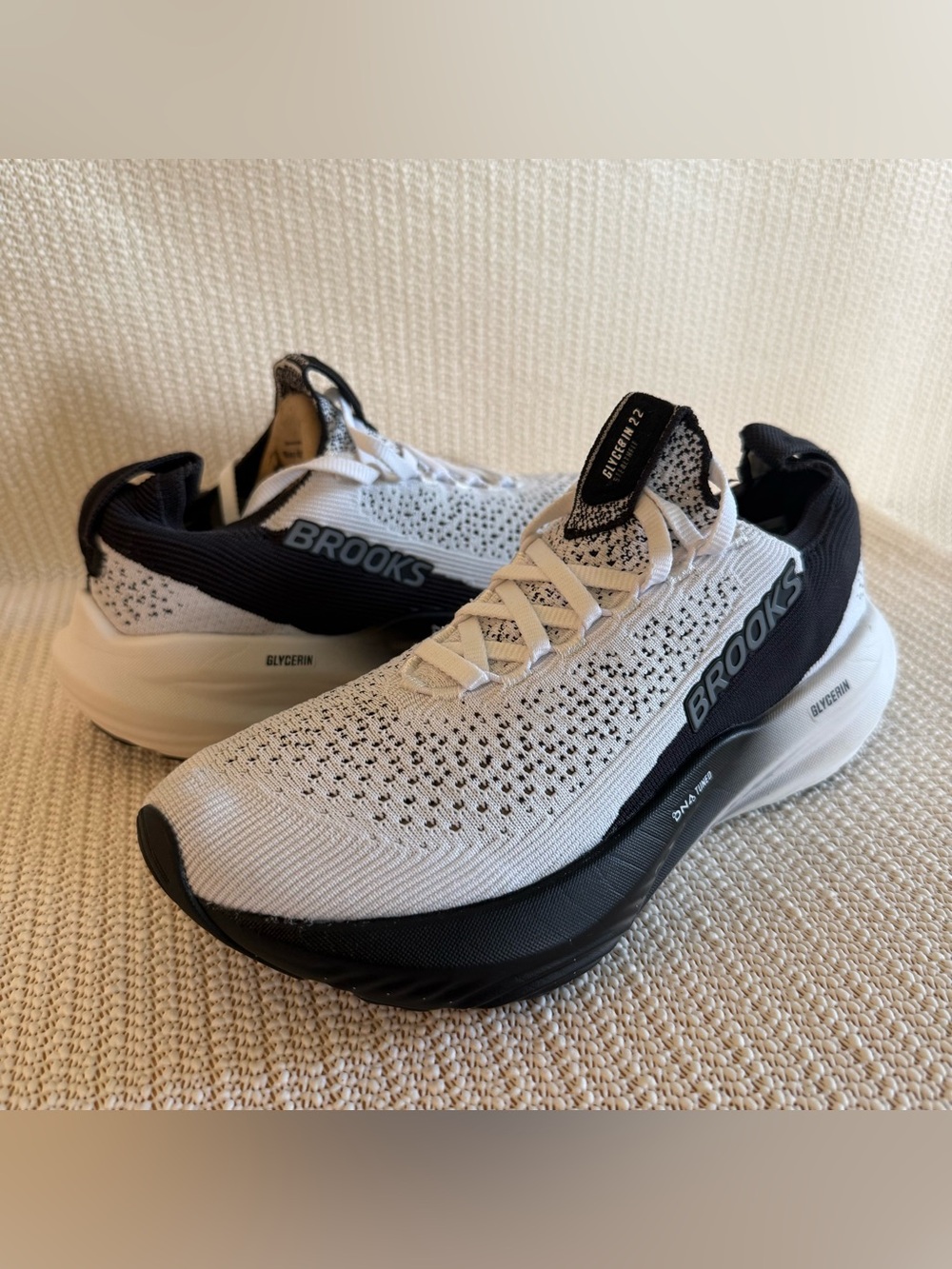 Brooks Glycerin StealthFit 22 Womens Size 6 B White Black Running Shoes